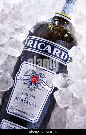 POZNAN, POL - 10. JUN 2020: Flasche Ricard, ein Pastis, ein Aperitif mit Anis- und Lakritzgeschmack, der 1932 von Paul Ricard kreiert wurde Stockfoto