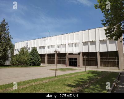 Almaty, Kasachstan - 10. Juni 2018: Das Staatliche Akademische Russische Theater nach M. Y. Lermontov benannt. Es wurde 1933 eröffnet. Stockfoto