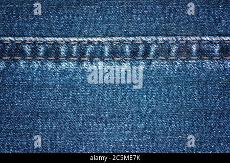 Nahansicht einer blauen Jeanstein Washed jean Textur Stockfoto