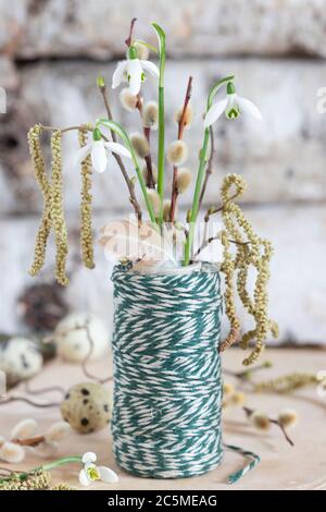 Bouquet von Schnee fällt in Kugel aus Garn Stockfoto