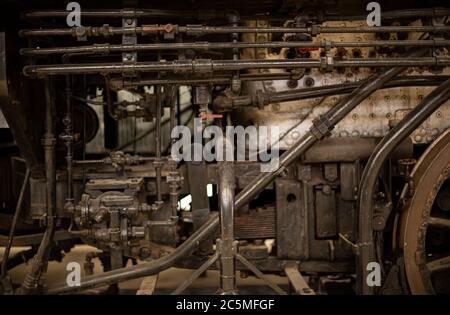 Rostige alte Ventile, Instrumente und Metallteile auf einer antiken Dampflokomotive Stockfoto