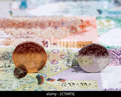 Katarische Münzen - riyal auf dem Hintergrund des Geldes Stockfoto