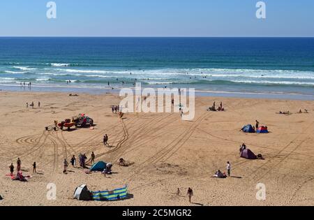 Menschen, die den Strand auf Perran Sands, Perranporth, Cornwall, Großbritannien, genießen Stockfoto