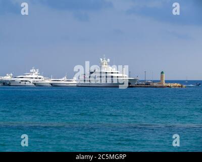 Luxusyachten vor Anker in Port Pierre Canto am Boulevard de la Croisette in Cannes, Frankreich Stockfoto