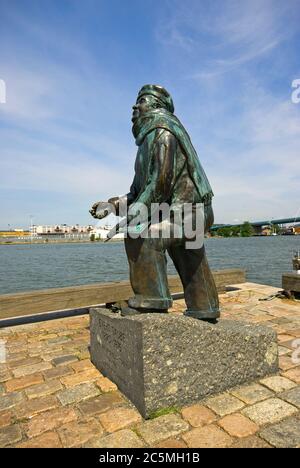 Bronzestatue des schwedischen Künstlers Evert Taube (1890-1976) vom Bildhauer Eino Hanski, Göteborg Harbour, Schweden Stockfoto