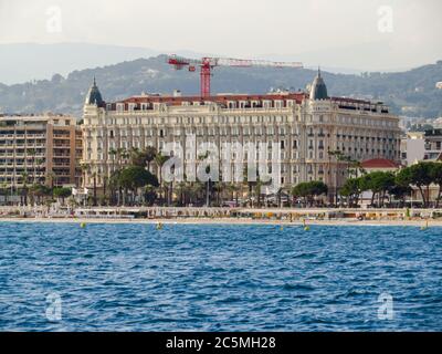 Cannes, Frankreich - 29. Juni 2018: Blick auf das berühmte Carlton International Hotel auf der Croisette Boulevard Stockfoto