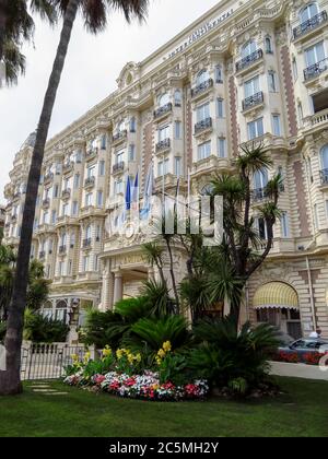 Cannes, Frankreich - 3. Juli 2018: Blick auf das berühmte Carlton International Hotel auf der Croisette Boulevard Stockfoto