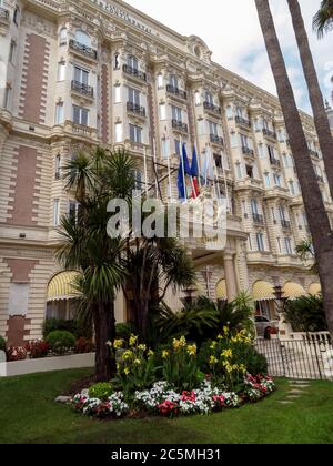 Cannes, Frankreich - 3. Juli 2018: Blick auf das berühmte Carlton International Hotel auf der Croisette Boulevard Stockfoto