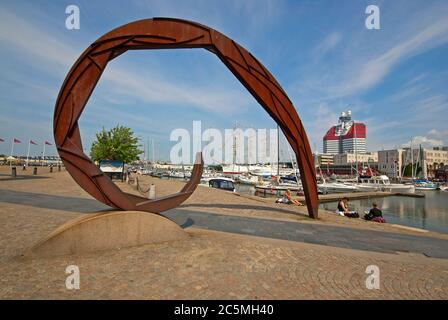 Snäckan, Stahlskulptur des schwedischen Künstlers Lenny Clarhäll im Hafen von Göteborg (im Hintergrund das Lipstick-Gebäude), Schweden Stockfoto