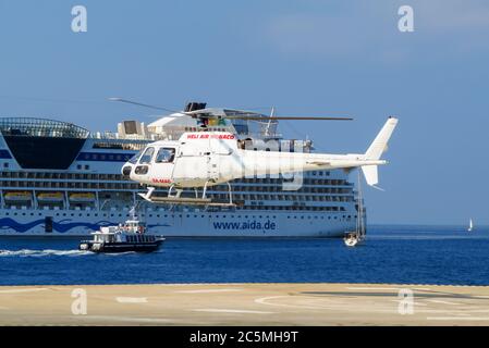 Cannes, Frankreich - 4. Juli 2018: Helikopter im Alten Hafen von Cannes und Cruise Liner, der im Mittelmeer festgemacht ist Stockfoto