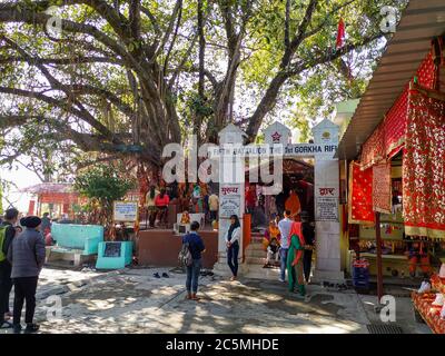 EDITORIAL VOM:19. januar 2020 ORT: Dehradun Uttarakhand Indien. Ein Schuss von Touristen, die den Tempel besuchen. Stockfoto