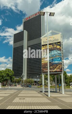 Blick auf den Wolkenkratzer des Marriott Hotels in Frankfurt am Main Stockfoto