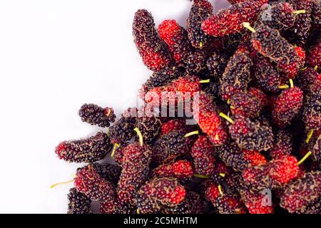 Reife Maulbeerfrucht ist eine süße und saure Frucht auf weißem Hintergrund gesunde Maulbeerfrucht Nahrung isoliert Stockfoto