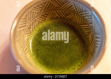 Eine Schüssel Matcha-Grüntee, serviert während der traditionellen japanischen Teezeremonie Stockfoto