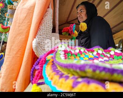 EDITORIAL VOM -11 februar 2020 ORT - Delhi Indien. Eine muslimische Frau, die handgefertigte Handwebstuhl-Artefakte in ihrem Stall verkauft. Stockfoto