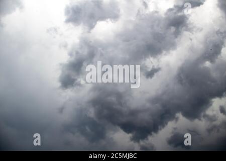 Ein schöner stürmischer Himmel mit Wolken. Das Dunkle schwere Gewitter Wolken vor dem Regen. Dramatische Wolkenlandschaft. Stockfoto