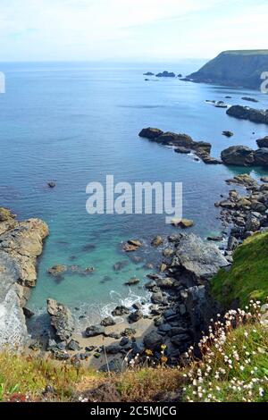 Blick von den Klippen auf Godrevy Heritage Coast, Cornwall, Großbritannien Stockfoto