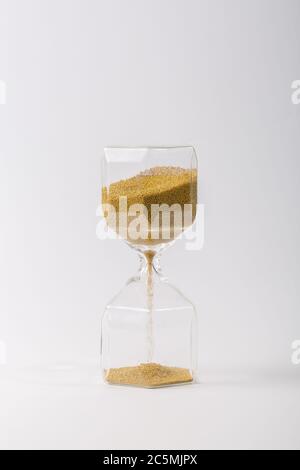 Sanduhr mit transparentem Glas auf weißem Hintergrund Stockfoto
