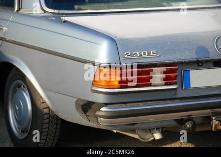 Detailansicht eines alten Mercedes der legendären W-123-Serie, Baujahr 1976 – 1985 (nur für redaktionelle Verwendung) Stockfoto