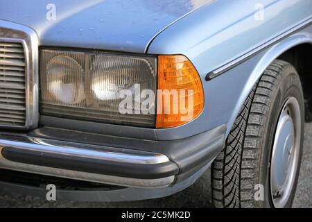 Detailansicht eines alten Mercedes der legendären W-123-Serie, Baujahr 1976 – 1985 (nur für redaktionelle Verwendung) Stockfoto