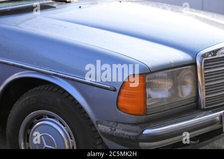 Detailansicht eines alten Mercedes der legendären W-123-Serie, Baujahr 1976 – 1985 (nur für redaktionelle Verwendung) Stockfoto