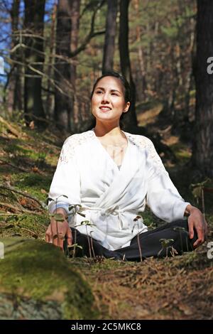 Junge Frau, die Vorsehbadin macht (Shnrin Yoku), natürliche Therapie aus Japan (Model veröffentlicht) Stockfoto