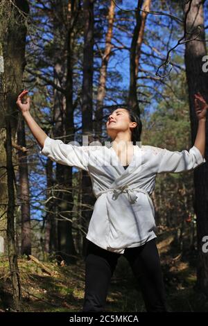 Junge Frau, die Vorsehbadin macht (Shnrin Yoku), natürliche Therapie aus Japan (Model veröffentlicht) Stockfoto