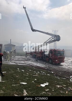 Istanbul. Juli 2020. Das Foto vom 3. Juli 2020 zeigt Rettungsarbeiten in der Feuerwerksfabrik, wo eine Explosion in der Provinz Sakarya, Türkei, stattfand. Türkische Minister sagten am Freitag, dass die Zahl der Todesopfer bei einer Explosion in einer Feuerwerksfabrik in der nordwestlichen Provinz Sakarya der Türkei auf vier und die Zahl der Verwundeten auf 108 gestiegen sei. Quelle: Xinhua/Alamy Live News Stockfoto