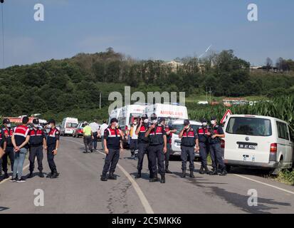 Istanbul. Juli 2020. Retter versammeln sich in der Nähe des Szenerie einer Feuerwerksexplosion in der Provinz Sakarya, Türkei, 3. Juli 2020. Türkische Minister sagten am Freitag, dass die Zahl der Todesopfer bei einer Explosion in einer Feuerwerksfabrik in der nordwestlichen Provinz Sakarya der Türkei auf vier und die Zahl der Verwundeten auf 108 gestiegen sei. Quelle: Xinhua/Alamy Live News Stockfoto