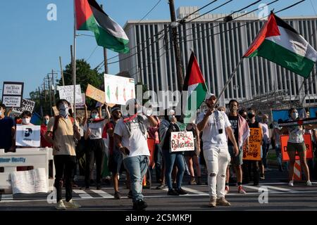 Atlanta, USA. Juli 2020. Demonstranten marschieren in der Spring Street in Atlanta, USA, hinunter, um auf die illegale Annexion palästinensischen Landes aufmerksam zu machen. Quelle: Micah Casella/Alamy Live News. Stockfoto