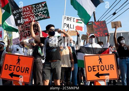 Atlanta, USA. Juli 2020. Demonstranten marschieren in der Spring Street in Atlanta, USA, hinunter, um auf die illegale Annexion palästinensischen Landes aufmerksam zu machen. Quelle: Micah Casella/Alamy Live News. Stockfoto