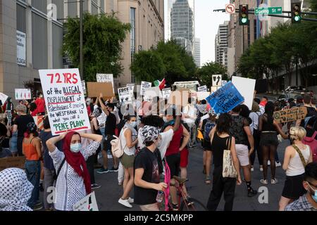 Atlanta, USA. Juli 2020. Demonstranten drängen die Kreuzung von Spring und 14th Street in Atlanta, USA, und verbreiten das Bewusstsein für Ungerechtigkeiten gegen das palästinensische Volk. Quelle: Micah Casella/Alamy Live News. Stockfoto