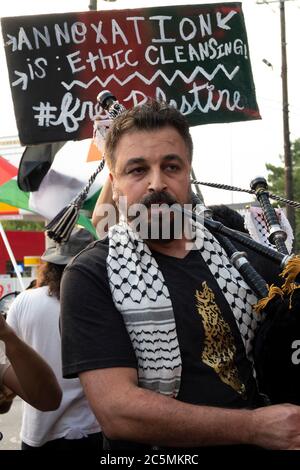 Atlanta, USA. Juli 2020. Ein Protestant spielt palästinensische Musik auf einer Nahost-Dudelsack, während er gegen die illegale Annexion von palästinensischem Land in der Spring Street in Atlanta, USA, protestiert. Quelle: Micah Casella/Alamy Live News. Stockfoto