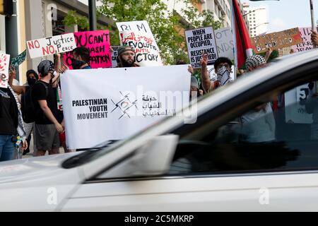 Atlanta, USA. Juli 2020. Demonstranten halten Schilder an der Kreuzung von Spring und 14th Street, um das Bewusstsein für Ungerechtigkeiten gegen das palästinensische Volk zu verbreiten. Quelle: Micah Casella/Alamy Live News. Stockfoto