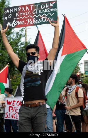 Atlanta, USA. Juli 2020. Demonstranten marschieren in der Spring Street in Atlanta, USA, hinunter, um auf die illegale Annexion palästinensischen Landes aufmerksam zu machen. Quelle: Micah Casella/Alamy Live News. Stockfoto