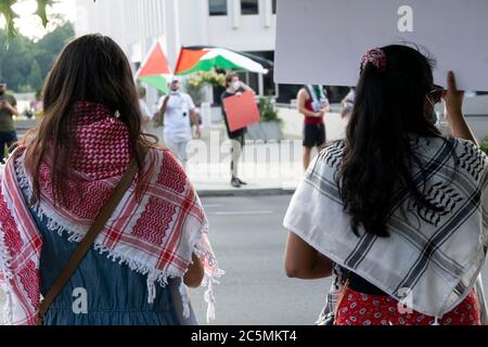 Atlanta, USA. Juli 2020. Demonstranten schwenken Fahnen und halten Schilder vor dem Generalkonsulat Israels in Atlanta, USA, um die illegale Annexion von palästinensischem Land abzulehnen. Quelle: Micah Casella/Alamy Live News. Stockfoto