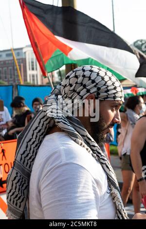 Atlanta, USA. Juli 2020. Ein Protestler schaut auf einen Protest in der Spring Street in Atlanta, USA, um gegen die illegale Annexion palästinensischen Landes zu protestieren. Quelle: Micah Casella/Alamy Live News. Stockfoto