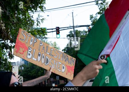 Atlanta, USA. Juli 2020. Demonstranten schwenken Fahnen und halten Schilder vor dem Generalkonsulat Israels in Atlanta, USA, um die illegale Annexion von palästinensischem Land abzulehnen. Quelle: Micah Casella/Alamy Live News. Stockfoto