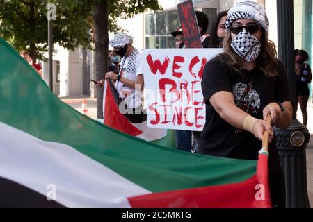 Atlanta, USA. Juli 2020. Demonstranten schwenken Fahnen und halten Schilder vor dem Generalkonsulat Israels in Atlanta, USA, um die illegale Annexion von palästinensischem Land abzulehnen. Quelle: Micah Casella/Alamy Live News. Stockfoto