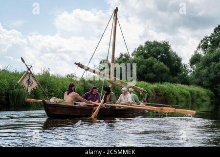 Bootstour - Nachbildungen eines alten Drakkar Stockfoto