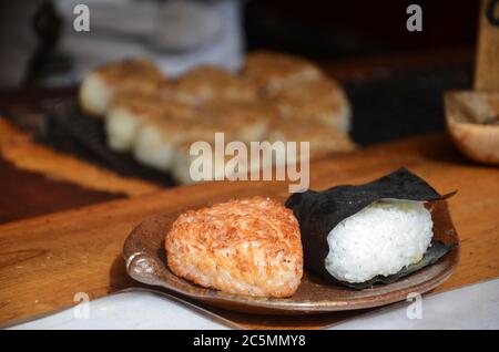 Yaki-Onigiri, traditionelle japanische gegrillte Reisbällchen mit Algen Stockfoto