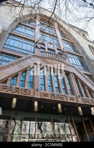 Die Jugendstilfassade des Kaufhauses Párizsi Nagyáruház (Paris), heute Alexandra Buchhandlung, in Andrássy út 39, Terézváros, Budapest, Ungarn Stockfoto