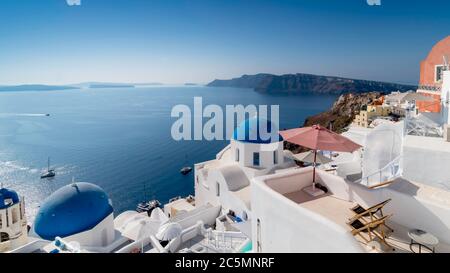 Santorini, Griechenland weiß und blau. Blick auf die Caldera vom Dorf Oia. Stockfoto