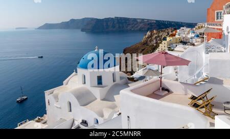 Santorini, Griechenland weiß und blau. Blick auf die Caldera vom Dorf Oia. Stockfoto