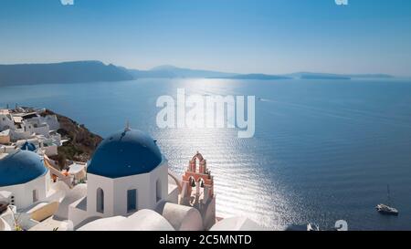 Santorini, Griechenland weiß und blau. Blick auf die Caldera vom Dorf Oia. Stockfoto