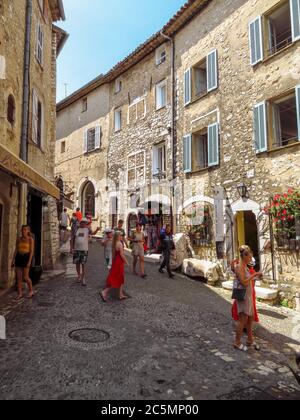 Saint Paul de Vence, Frankreich - 9. Juli 2018: Straßen und Architektur der Stadt. Saint Paul De Vence ist ein schönes mittelalterliches befestigtes Dorf thront werden Stockfoto