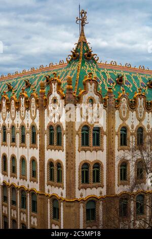 Architektonisches Detail des ungarischen Staatsschatzamtes, Hold utca, Lipótváros, Budapest, Ungarn Stockfoto