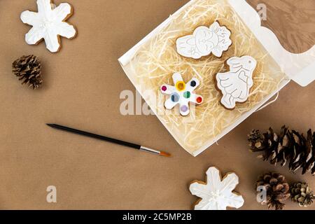 Weihnachts Lebkuchen Cookies in Form einer Maus mit Vereisung in einer Box zu bemalen gesetzt. Weihnachtsspaß für Kinder. Stockfoto