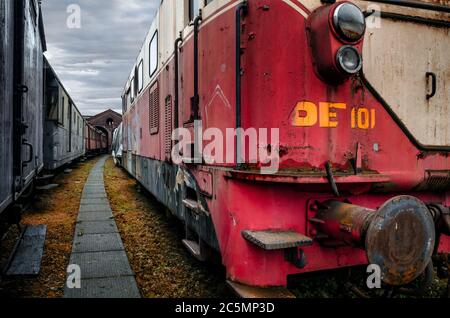 Rostige Lokomotive im Bahnhof von Turin Ponte Mosca (Italien), Reparaturwerkstatt für alte Züge Stockfoto