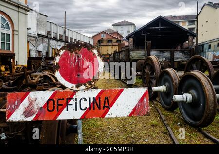 Rostige Triebwagen im alten Bahnhof von Turin Ponte Mosca (Italien), mit Schild "officina" (bedeutet "Werkstatt Paar") Stockfoto